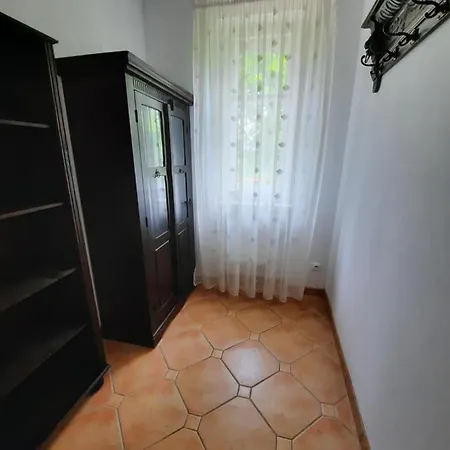 Dworek Nad Potokiem بيت للعطل